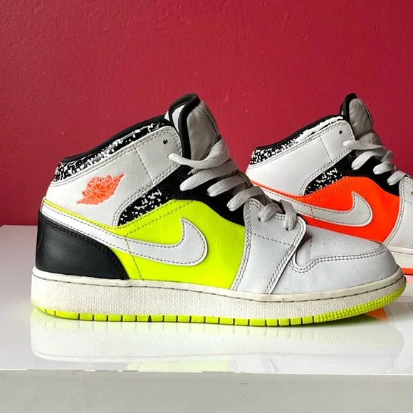 Jordan 1 Mid Notebook - Picture 3 of 9